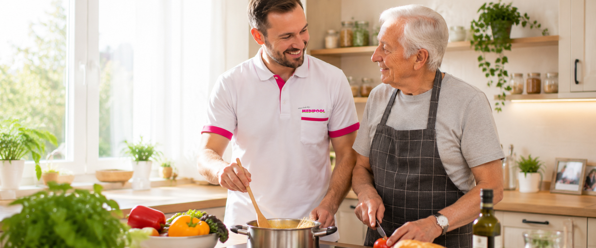 Pflegekraft und ältere Frau kochen gemeinsam in der Küche